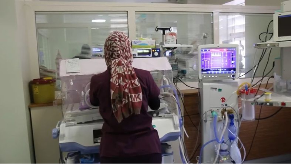 Hemşire kılığına girip bebeği kaçırmaya çalıştı