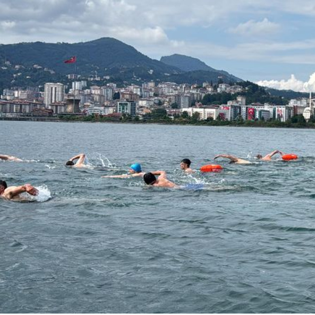 Karadeniz'de şehitler için kulaç attılar