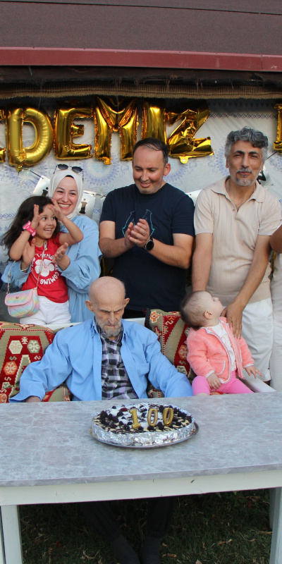 100 yaşına giren Ali dedeye doğum günü kutlaması