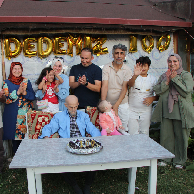 100 yaşına giren Ali dedeye doğum günü kutlaması