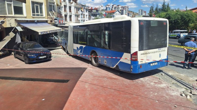 Ankara'da otobüs iş yerine çarptı: 7 yaralı