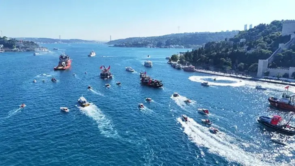 İstanbul Boğazı'nda 'Denizden Karaya 15 Temmuz' korteji