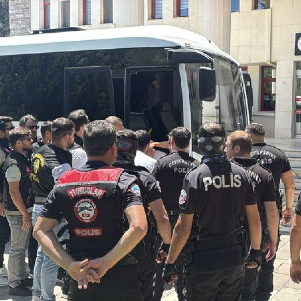 Afyonkarahisar'da silahlı kavga: 1 ölü, 10 tutuklama haber görseli