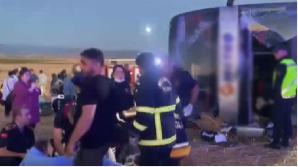 Amasya'da yolcu otobüsü devrildi: 46 yaralı