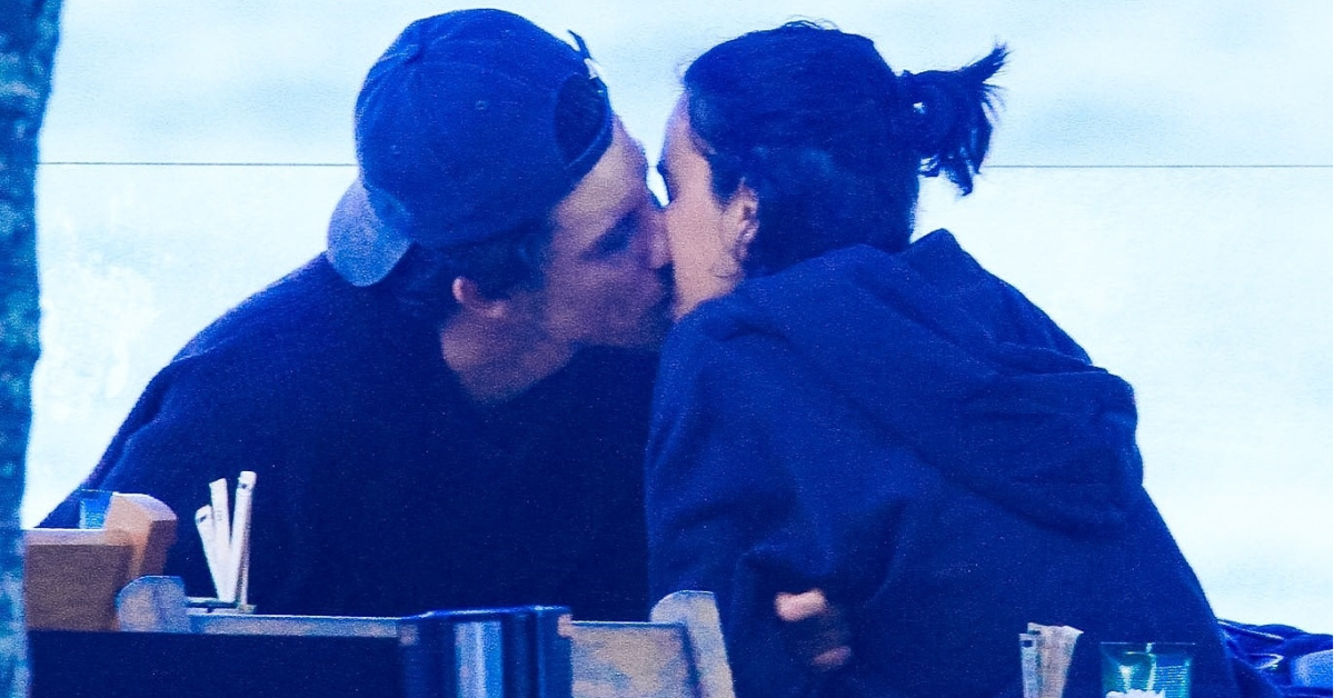Shawn Mendes sevgilisi Bruna Marquezine'yi öpmeye doyamadı