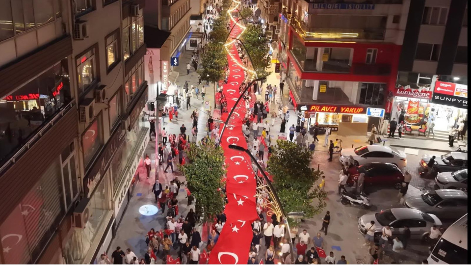 100 metrelik bayrakla yürüdüler
