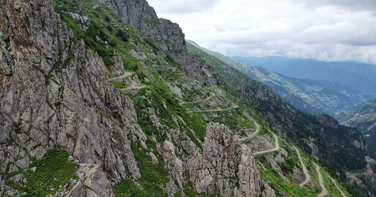 İki ili bağlıyor, 13 virajdan oluşuyor! 'Ölüm yolu'ndan daha tehlikeli