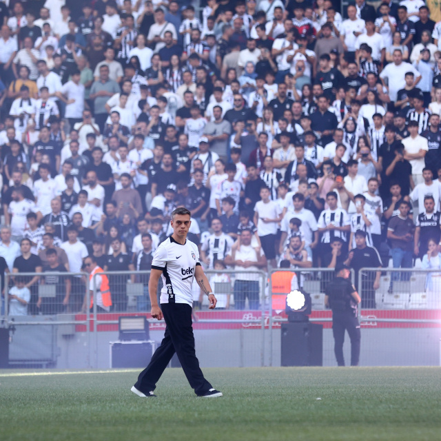 Trossard 20 bin taraftarın önünde imzayı attı!