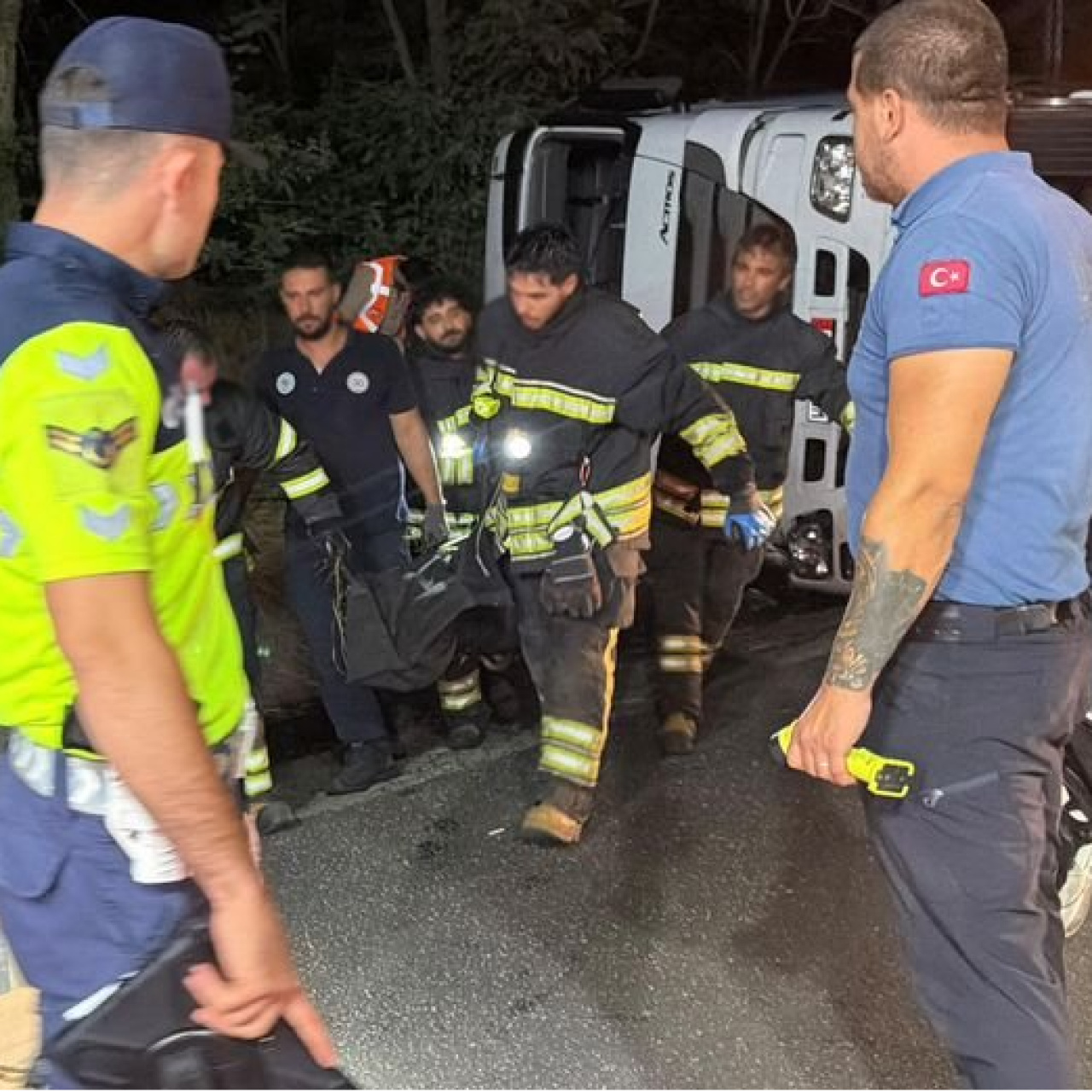 TEM Otoyolu'nda devrilen TIR'ın sürücüsü öldü