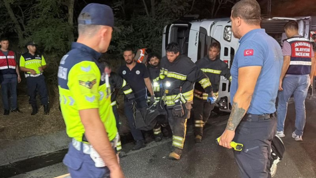 TEM Otoyolu'nda devrilen TIR'ın sürücüsü öldü