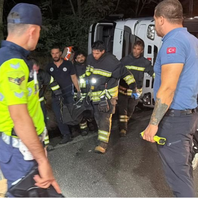 TEM Otoyolu'nda devrilen TIR'ın sürücüsü öldü