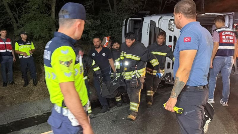 TEM Otoyolu'nda devrilen TIR'ın sürücüsü öldü