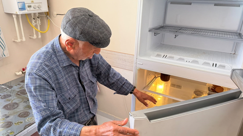 Önce elini öptüler, sonra buzluktaki altınları alıp kaçtılar