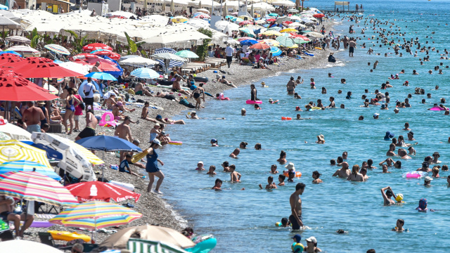 Antalya termometreyi zorluyor! 40'a yükselen sıcaklıkta vatandaşlar sahile akın etti