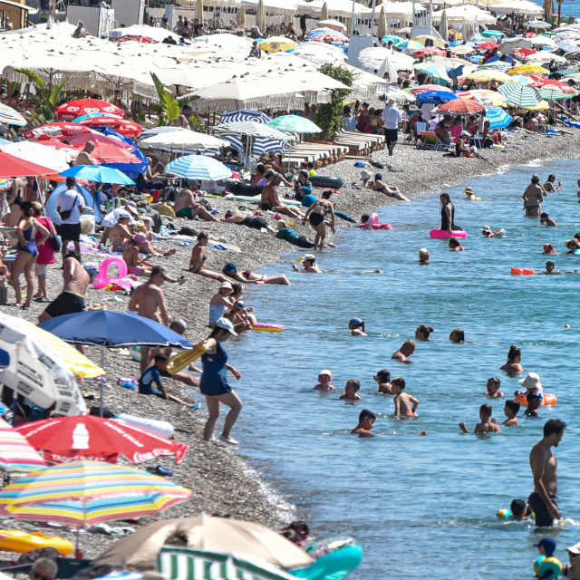 Antalya termometreyi zorluyor! 40'a yükselen sıcaklıkta vatandaşlar sahile akın etti