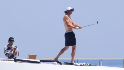 Lüks yatta golfe başladı