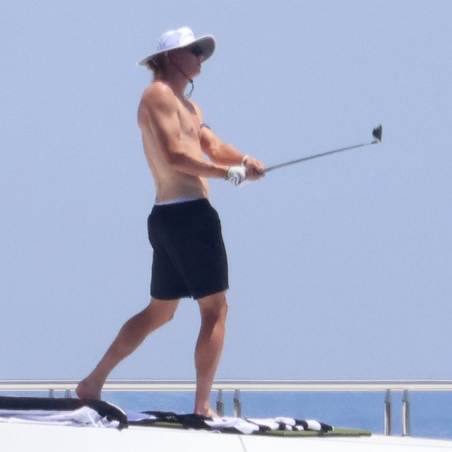 Lüks yatta golfe başladı