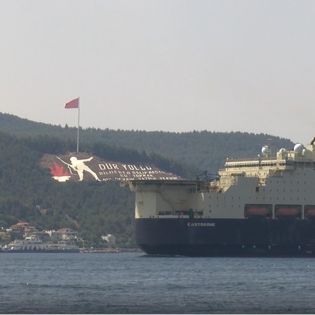 325 metrelik gemi boğazdan geçti