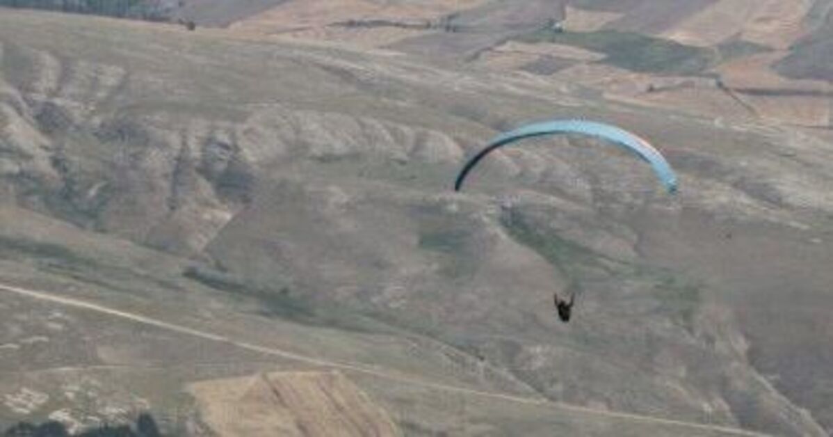 Kayalıklara düşen yamaç paraşütü pilotu öldü