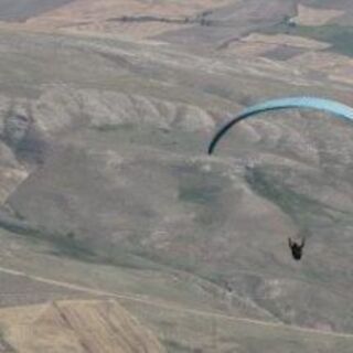 Kayalıklara düşen yamaç paraşütü pilotu öldü