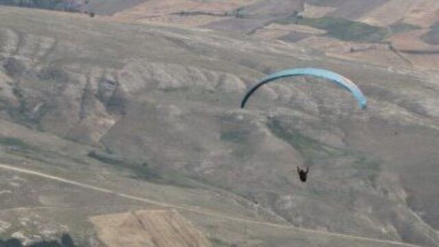 Kayalıklara düşen yamaç paraşütü pilotu öldü