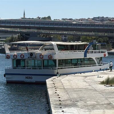 Tur teknesi köprü ayağına çarptı