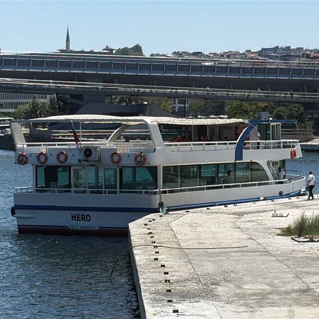 Tur teknesi köprü ayağına çarptı