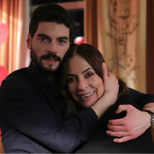 Akın Akınözü annesini unutmadı