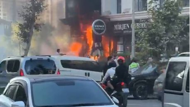 Beylikdüzü'nde iş yerinde yangın!