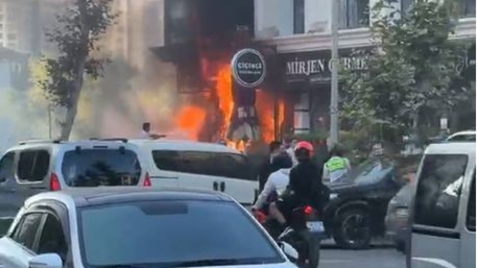 Beylikdüzü'nde iş yerinde yangın!