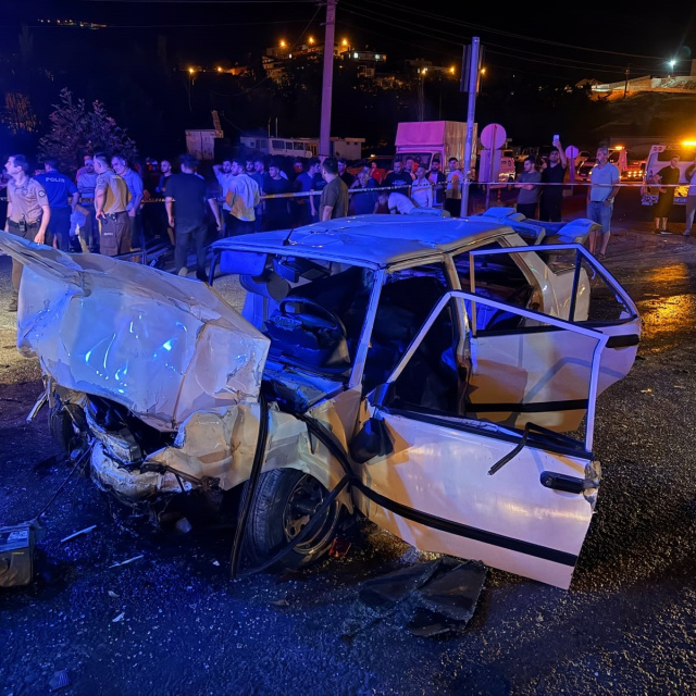 Işıklardaki araca çarptı! 2 ölü!