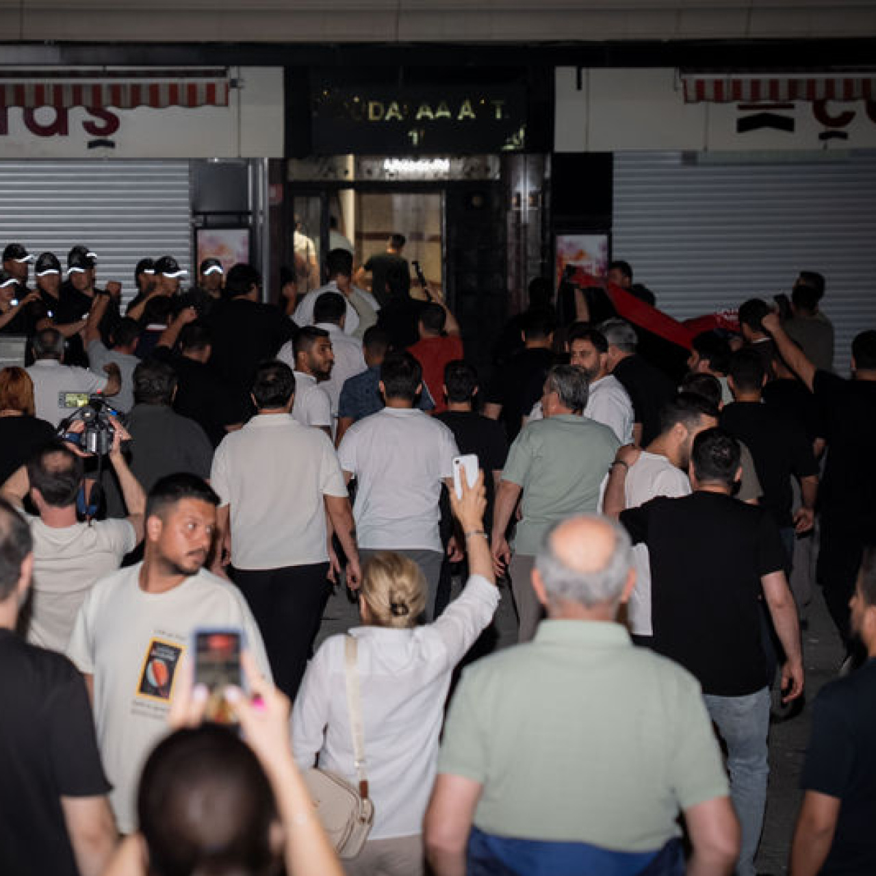 CHP Ankara il binası önünde gerginlik
