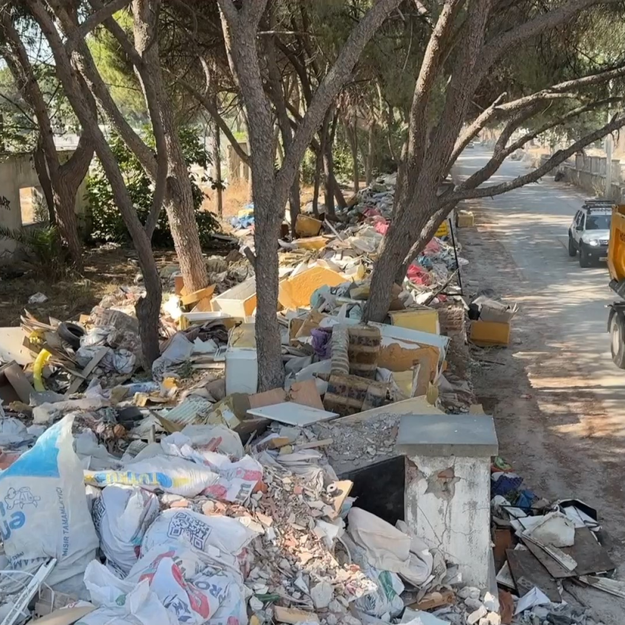 İzmir'de boş arazi çöplüğe doldu