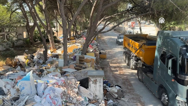 İzmir'de boş arazi çöplüğe doldu