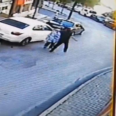 Dehşet! Yoldan geçen kadına saldırdı!