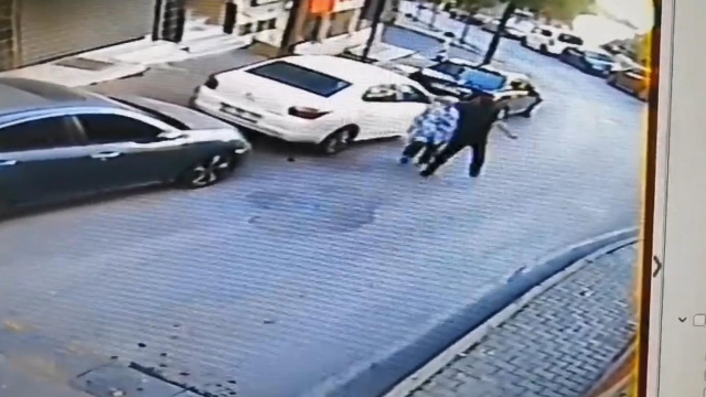 Dehşet! Yoldan geçen kadına saldırdı!