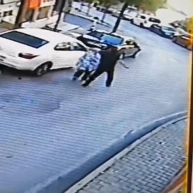 Dehşet! Yoldan geçen kadına saldırdı!