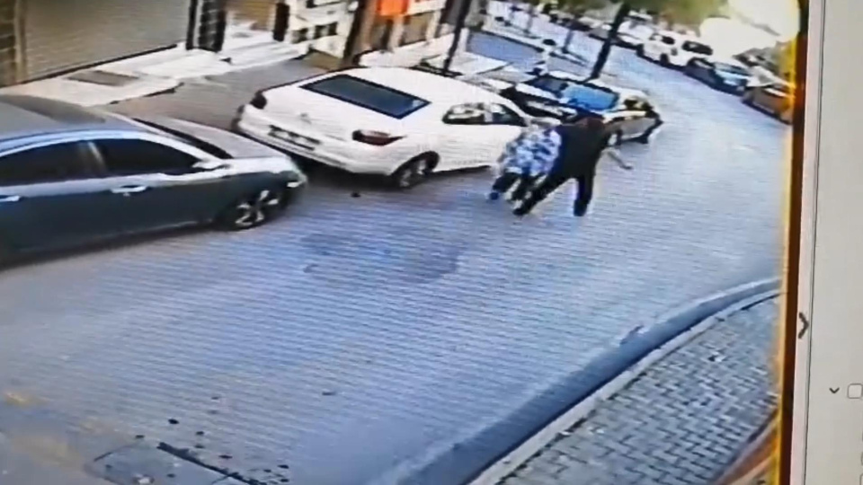 Dehşet! Yoldan geçen kadına saldırdı!