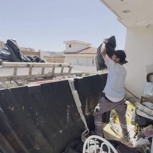 Kuşadası'nda evden 2,3 ton çöp çıktı