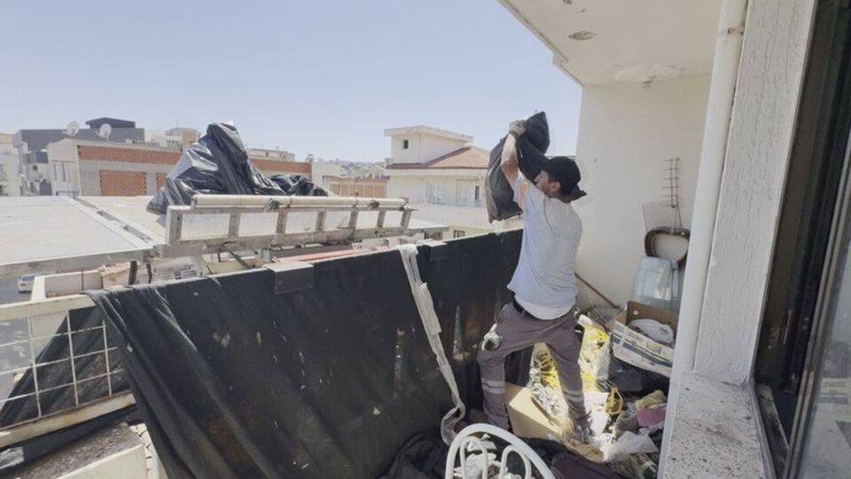 Kuşadası'nda evden 2,3 ton çöp çıktı
