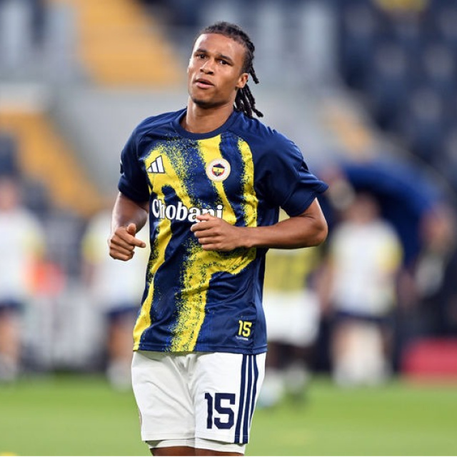 Ake 'Çubuklu'yu giydi!