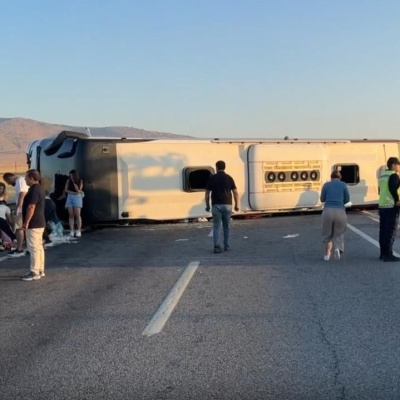 Yolcu otobüsü bariyerlere çarptı! 31 yaralı