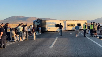 Yolcu otobüsü bariyerlere çarptı! 31 yaralı