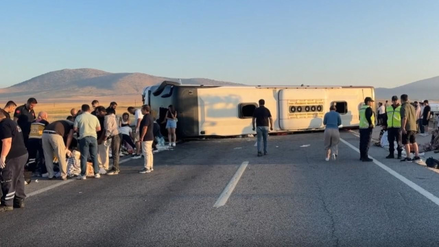 Yolcu otobüsü bariyerlere çarptı! 31 yaralı