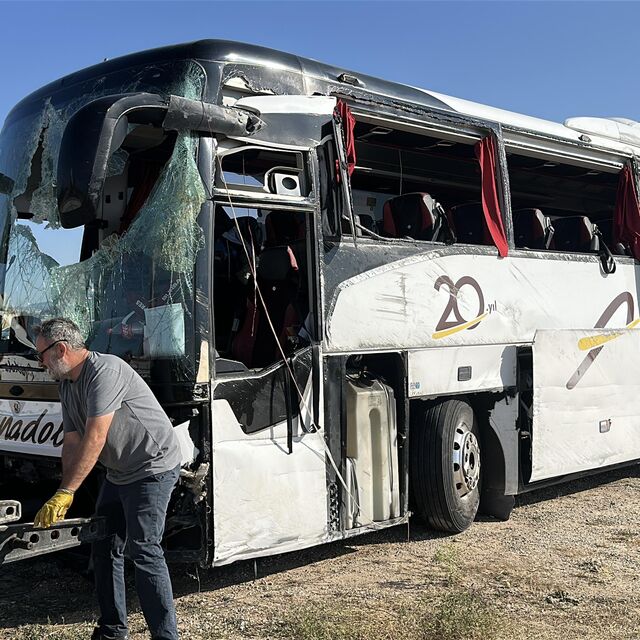 Yolcu otobüsü devrildi: 31 yaralı