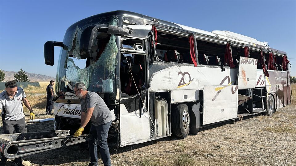 Yolcu otobüsü devrildi: 31 yaralı