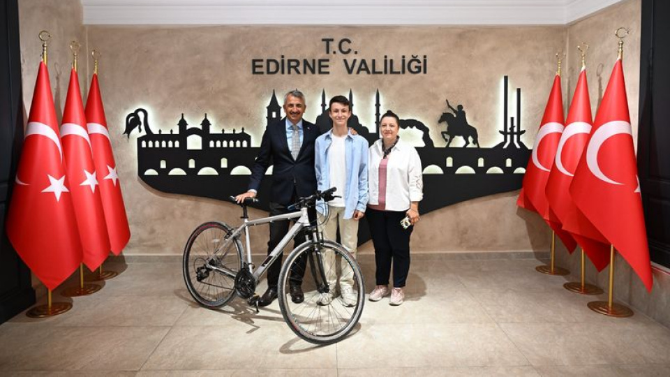 Edirne Valisi Sezer'den çevreci Aras'a bisiklet
