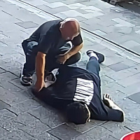 Fenalaşıp yere yığılan gencin cebindeki parayı çaldı!