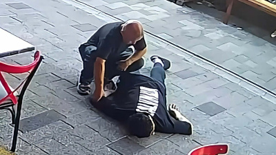 Fenalaşıp yere yığılan gencin cebindeki parayı çaldı!