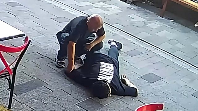 Fenalaşıp yere yığılan gencin cebindeki parayı çaldı!